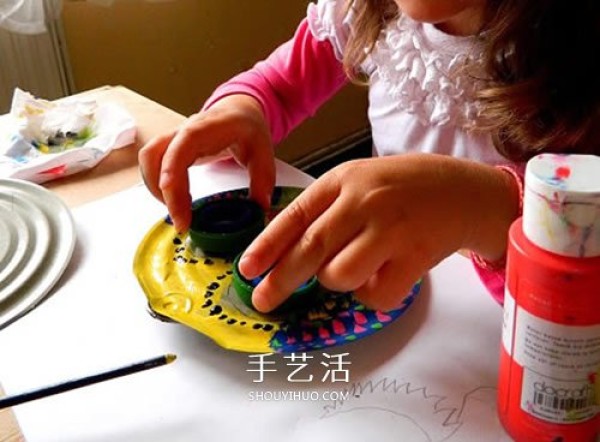 Using waste from milk powder can lids to make cute owls by hand