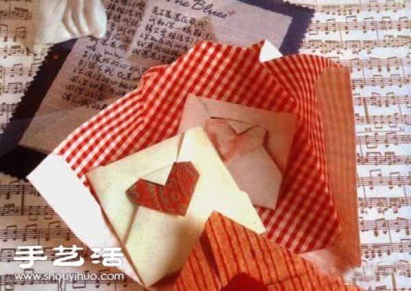 Illustration of how to fold an envelope with a heart origami into a heart-shaped envelope