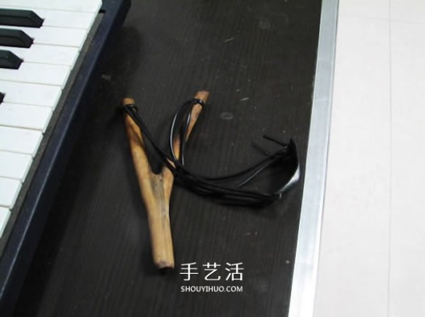 The method of making a wooden fork slingshot and the process of making a homemade wooden slingshot with an illustrated tutorial