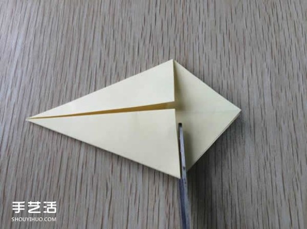 Illustrated tutorial on how to fold an eight-petal flower, steps in the process of origami an eight-petal flower