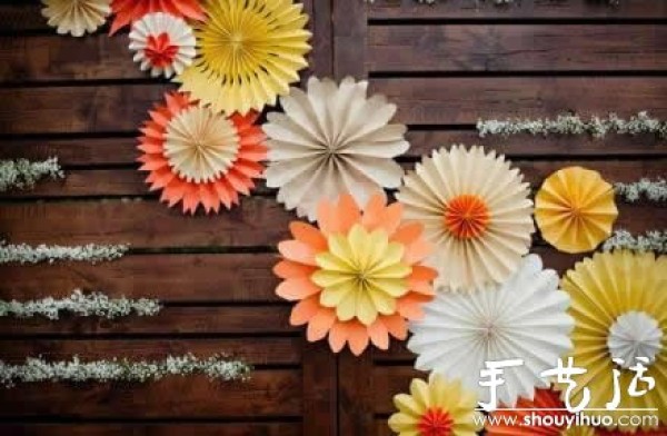 The wedding scene decorated with handmade paper art works