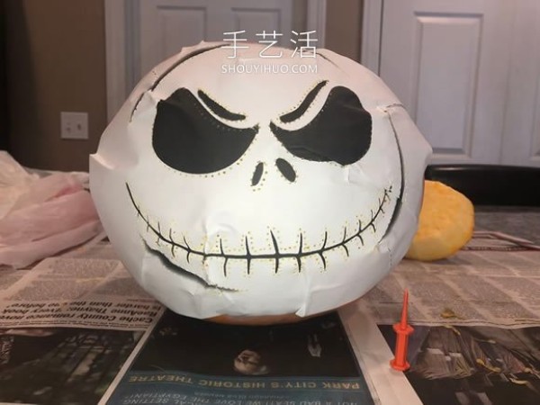 Illustrated tutorial on how to carve homemade Halloween pumpkin lanterns