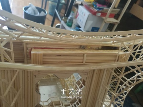 Detailed illustrated tutorial on hand-made Eiffel Tower model with bamboo sticks