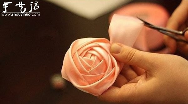 How to hand-weave pink roses with silk ribbons