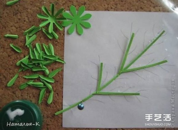 Illustrations of how to make handmade chrysanthemums and how to make cardboard chrysanthemums