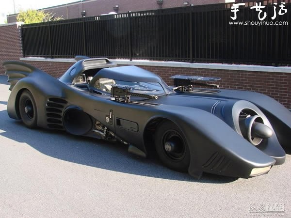 The American uncle rebuilt a broken car and made his own Batman tank