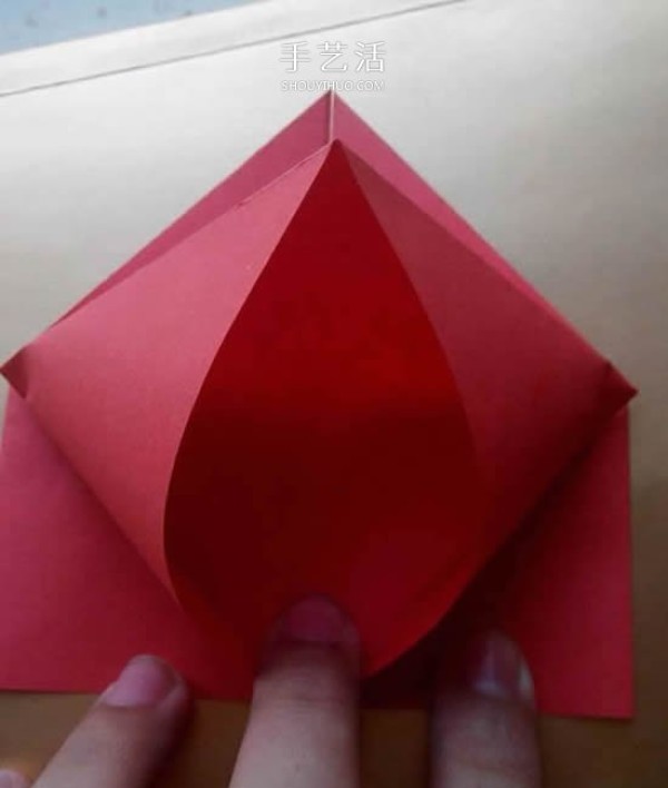 Childrens simple origami box tutorial: Illustration of the folding method of a tripod-shaped paper box