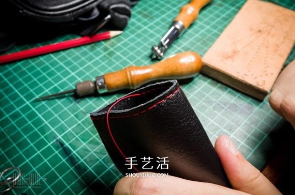 Old leather bags are transformed into fashionable mobile phone cases. Old leather bags are transformed into treasures into mobile phone cases