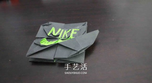 Illustrations of the origami method of the Nike logo, how to fold the NIKE logo