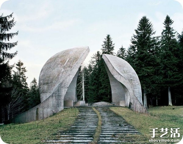 Former Yugoslavia: Postmodern monumental sculptures