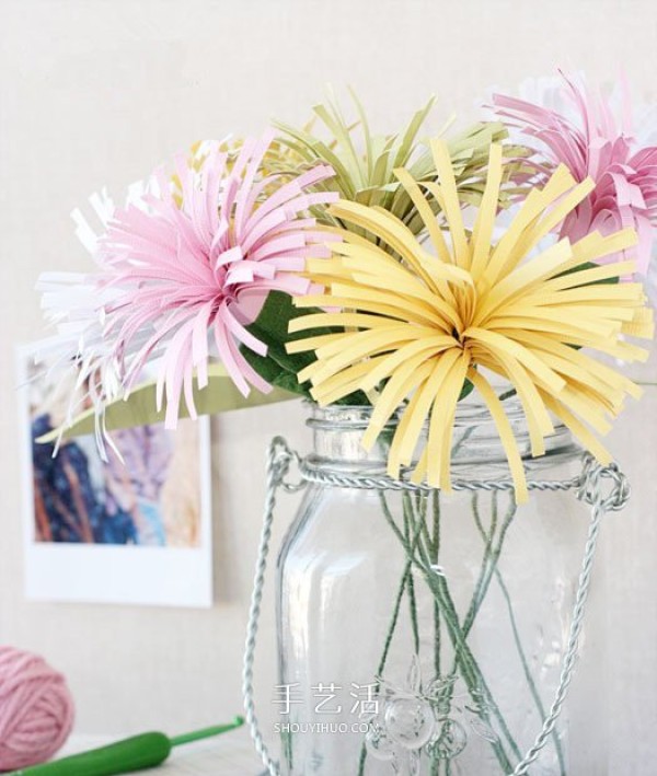 Its easy to make small chrysanthemums by hand using colored paper