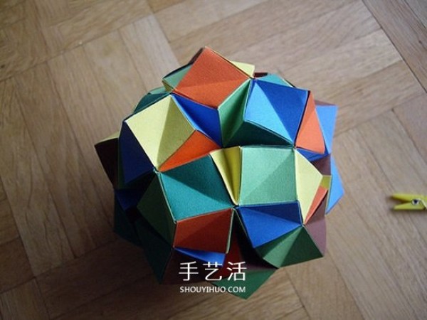 The steps of folding a paper ball and the picture of the detailed steps of origami balls