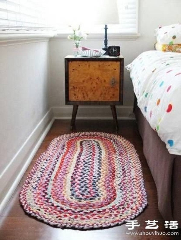 Old clothes are transformed into treasures and transformed into treasures to make oversized carpets