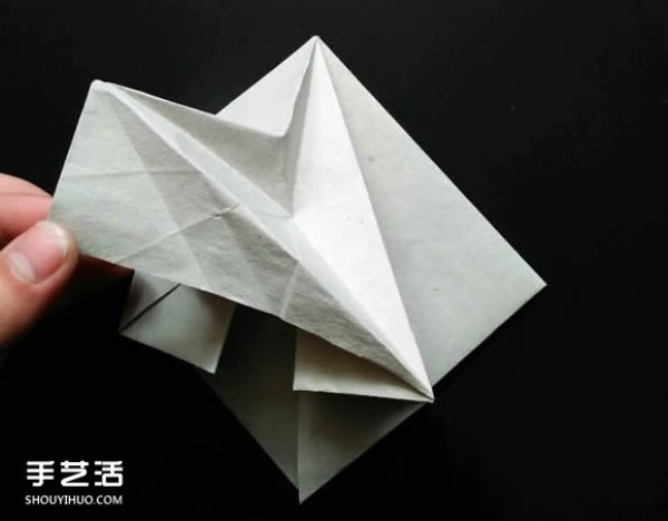 Super complex origami shark illustration, detailed steps for folding a three-dimensional shark