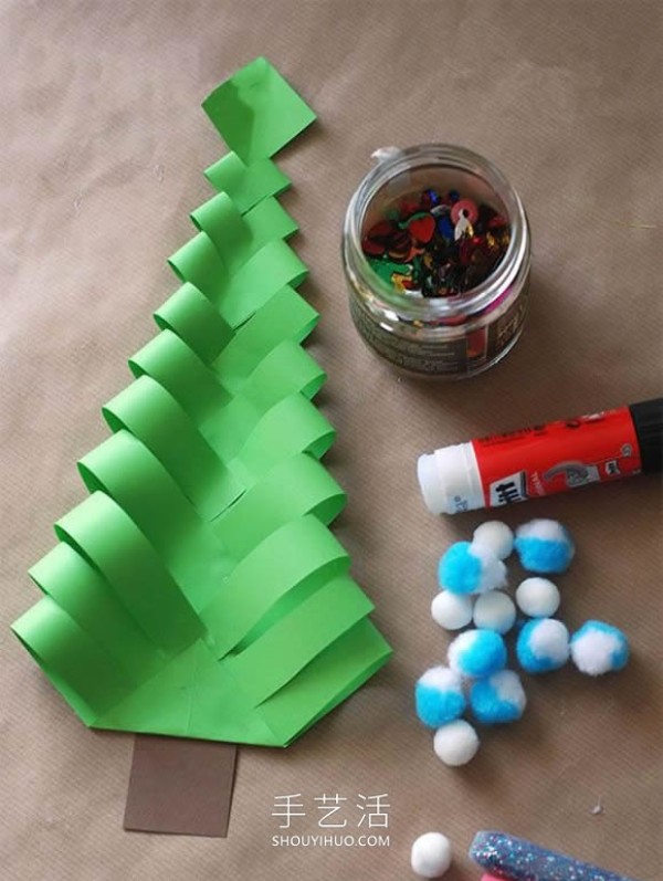 Tutorial on how to make a handmade cardboard Christmas tree in kindergarten