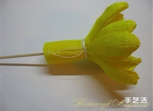 The folding method of crepe paper chrysanthemums and the tutorial on how to make yellow chrysanthemums