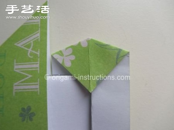 Two pieces of paper origami four-leaf clover Illustrated tutorial on how to fold a four-leaf clover