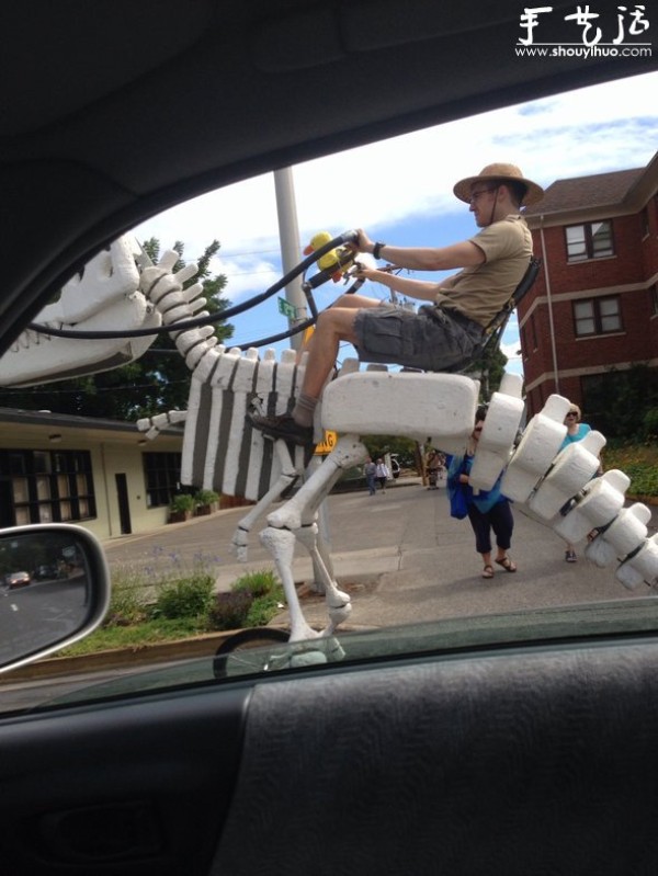 A beautiful craftsman DIYs a Tyrannosaurus bicycle