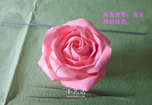 How to fold a wine glass rose and illustrate the process of handmade origami wine glass roses