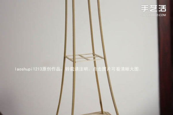 A detailed illustrated tutorial on making a model of the Eiffel Tower using chopsticks and bamboo skewers