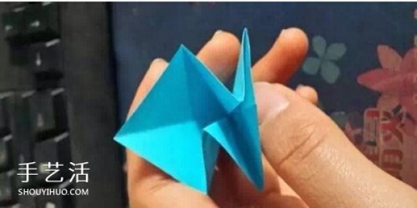 A piece of paper to fold a clover, the origami steps are very simple