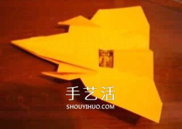 How to fold a good-looking paper airplane. Illustrated tutorial for children to fold a beautiful airplane.