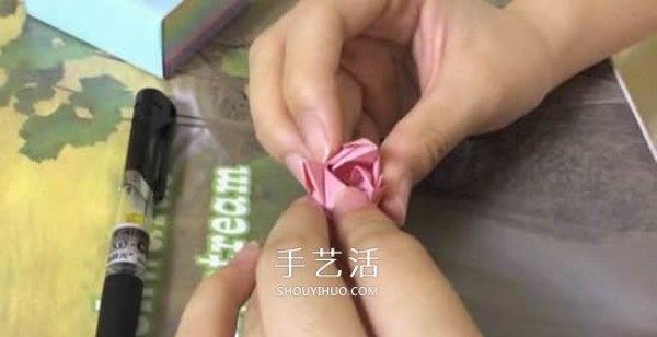 Tutorial on folding flowers on sticky notes with mini rose origami illustrations