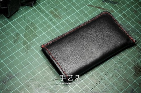 Old leather bags are transformed into fashionable mobile phone cases. Old leather bags are transformed into treasures into mobile phone cases