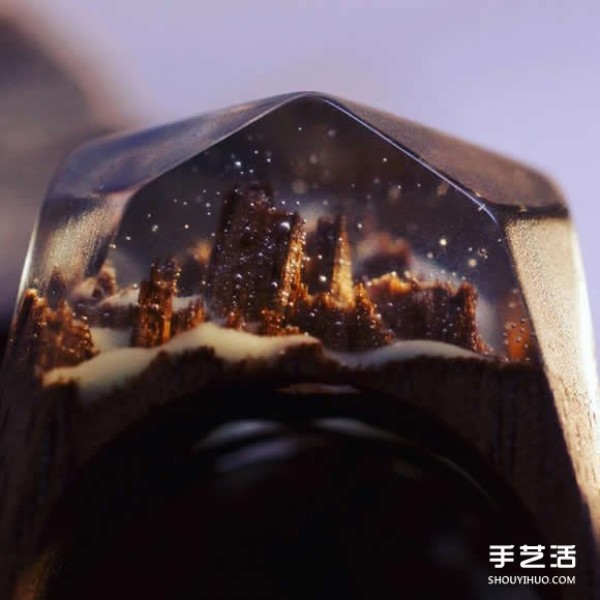 The handmade wooden ring hiding the mysterious and majestic scenery makes people unable to let their eyes leave