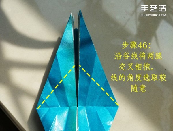 The folding method of the frog on the leaf illustrates the process of the frog on the origami leaf