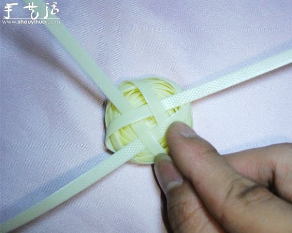 Tutorial on hand-woven beautiful flowers with woven tape