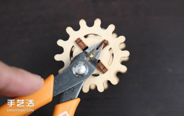 UGEARS self-propelled tractor model production uses rubber bands to generate power