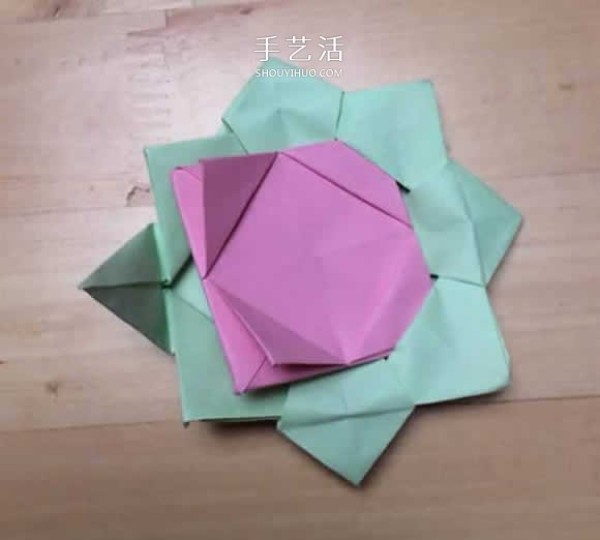 How to fold a spinning paper top with a simple flower-shaped top origami tutorial