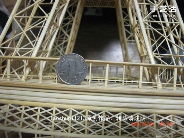 A detailed illustrated tutorial on making a model of the Eiffel Tower using chopsticks and bamboo skewers