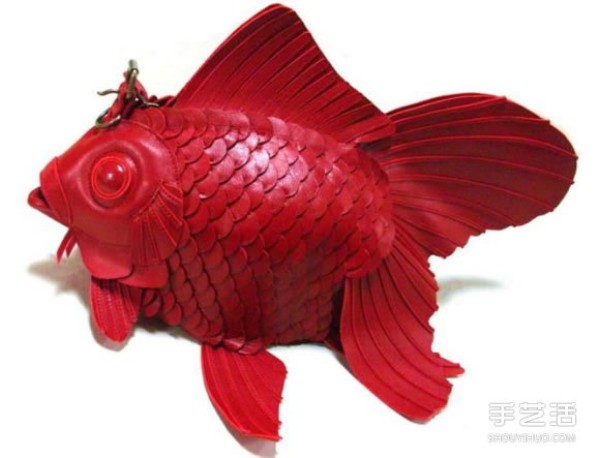 One-shoulder goldfish bag handmade in smooth leather