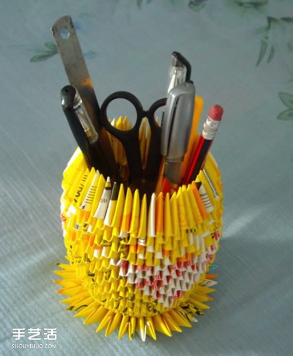 Steps of inserting a triangle into a pineapple pen holder illustrates the specific method of inserting a triangle into a pineapple pen holder