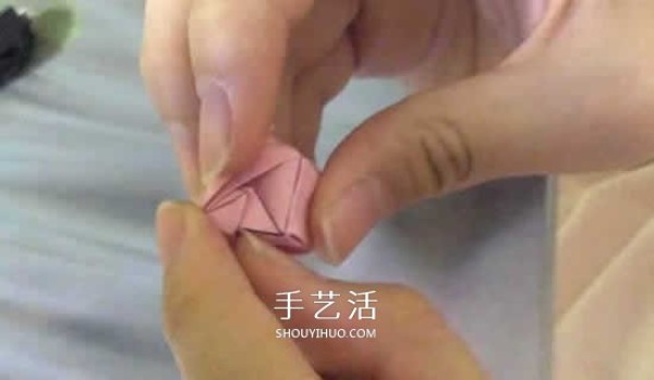 Tutorial on folding flowers on sticky notes with mini rose origami illustrations