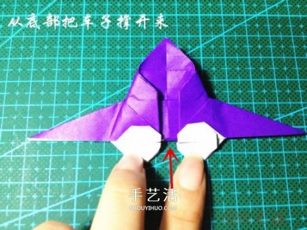 Illustration of how to fold a three-dimensional car, how to fold a hand-made origami car