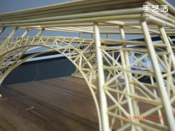 A detailed illustrated tutorial on making a model of the Eiffel Tower using chopsticks and bamboo skewers