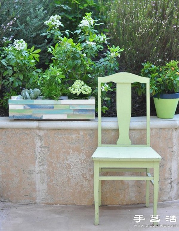 Waste old drawers are transformed into handmade fresh cultivation columns