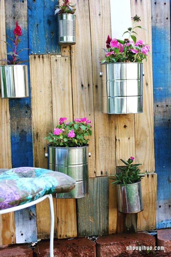 Use iron can waste to create a vertical sky garden in the yard or balcony