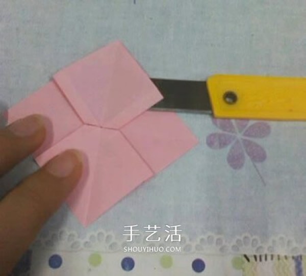 The folding method of the square packaging box with lid also includes the bow tie on the lid