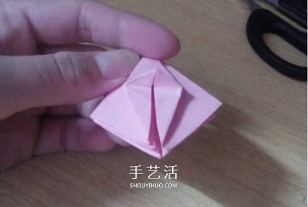 Six-petal lily origami illustration, tutorial on how to make origami six-petal lily