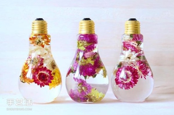 Japanese flower artist creates super dreamy light bulb floral decorations