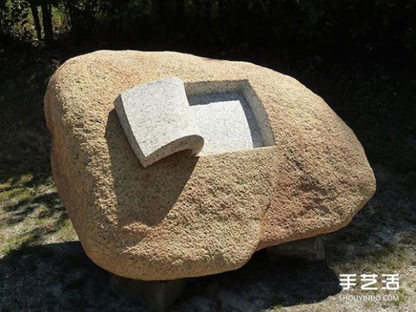 The stone carvings made by skillful hands are given smooth and natural curves