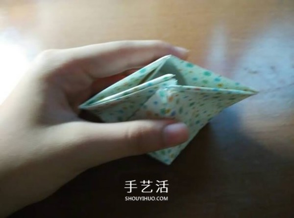 Fun magic box folding diagram and folding steps of a shrinkable box