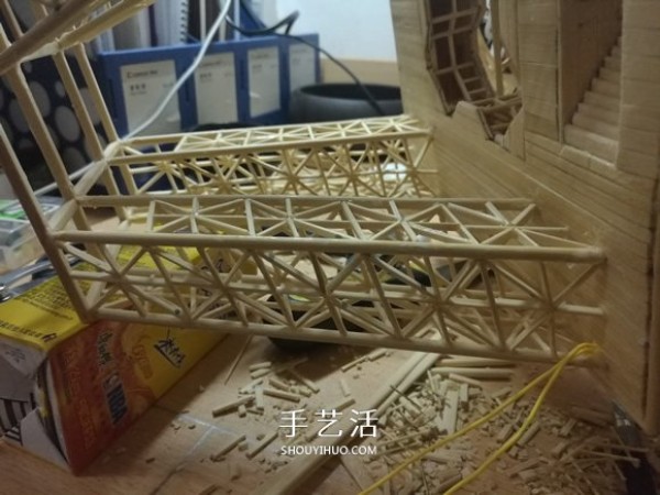 Detailed illustrated tutorial on hand-made Eiffel Tower model with bamboo sticks