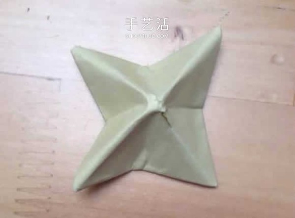 How to fold a spinning paper top with a simple flower-shaped top origami tutorial