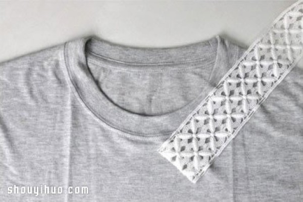 Old cotton T-shirts are handmade into DIY lace collar sleeveless shirts