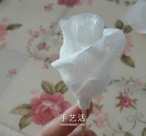 The process of making roses from crepe paper and how to make simple crepe paper roses